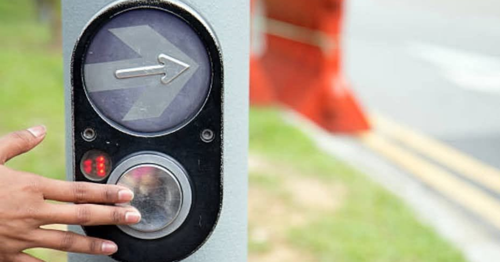 Man complains pressing pedestrian crossing button doesn't instantly turn traffic light green, gets clowned on