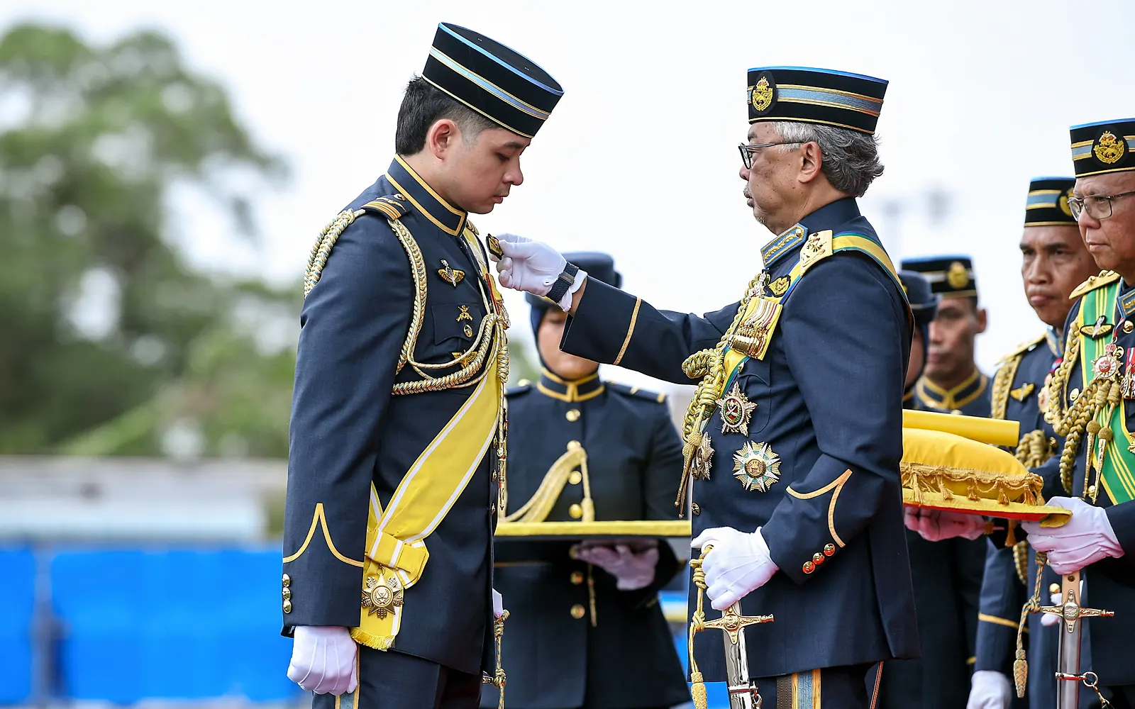 Tengku Hassanal kerabat diraja pertama tamat kursus asas helikopter