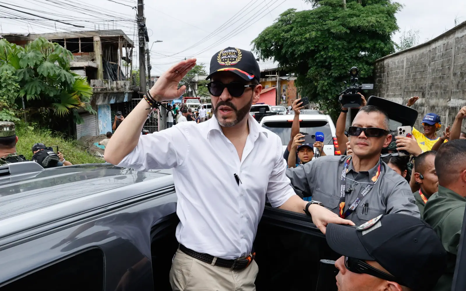 Colombia hopes for miracles as search for quake victims goes on