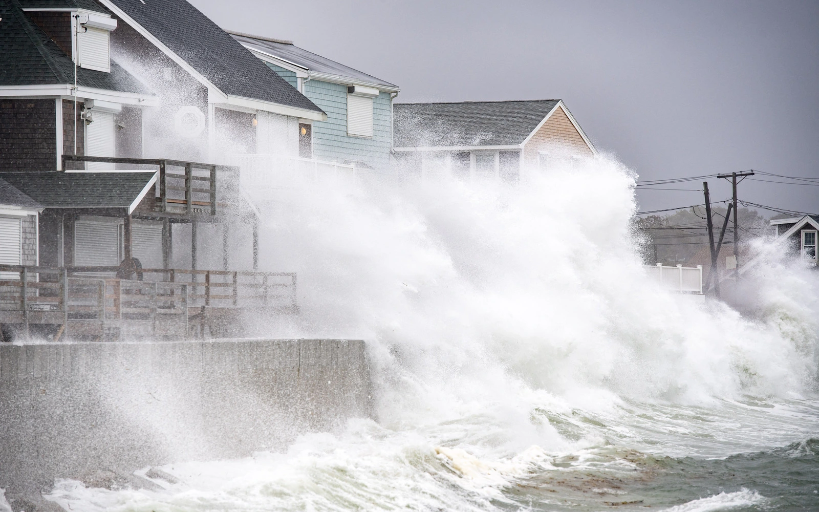 Powerful storm pummels US Northeast