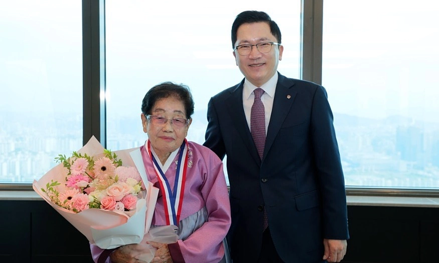 100-year-old South Korean grandmother still commutes to work every day to sell insurance