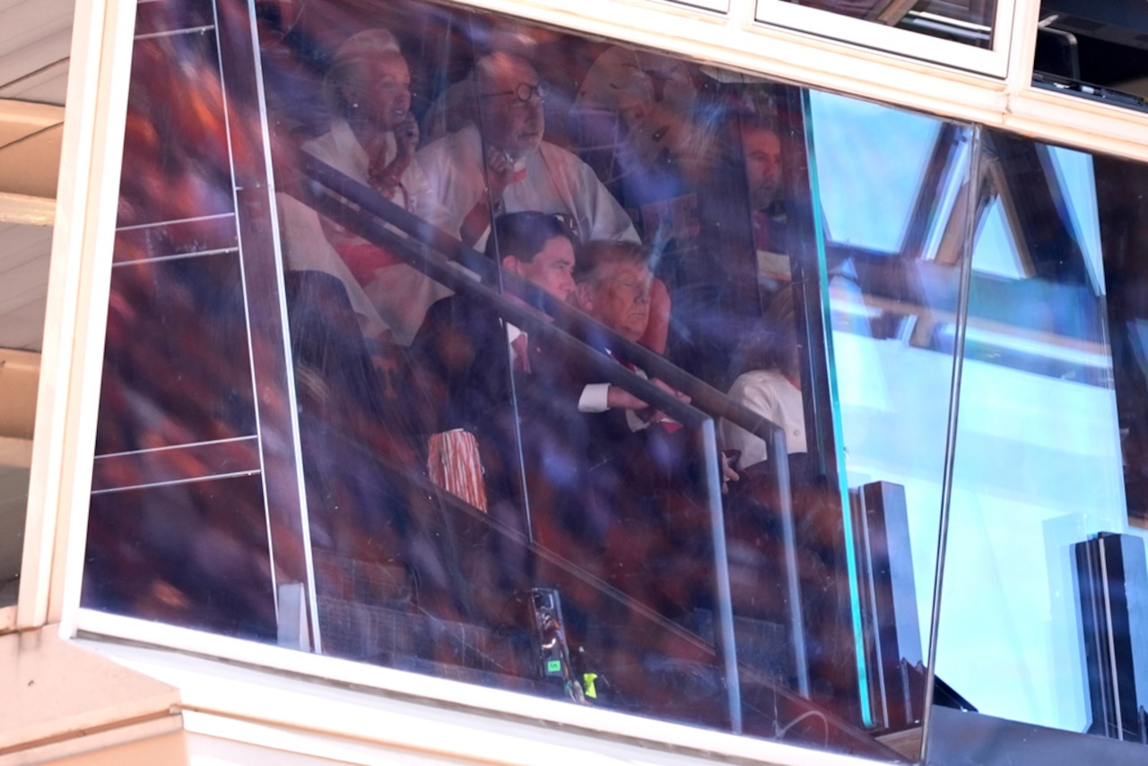 ABC reports Trump’s presence leads to communication issues, broadcast glitches ensue; Fans got jokes