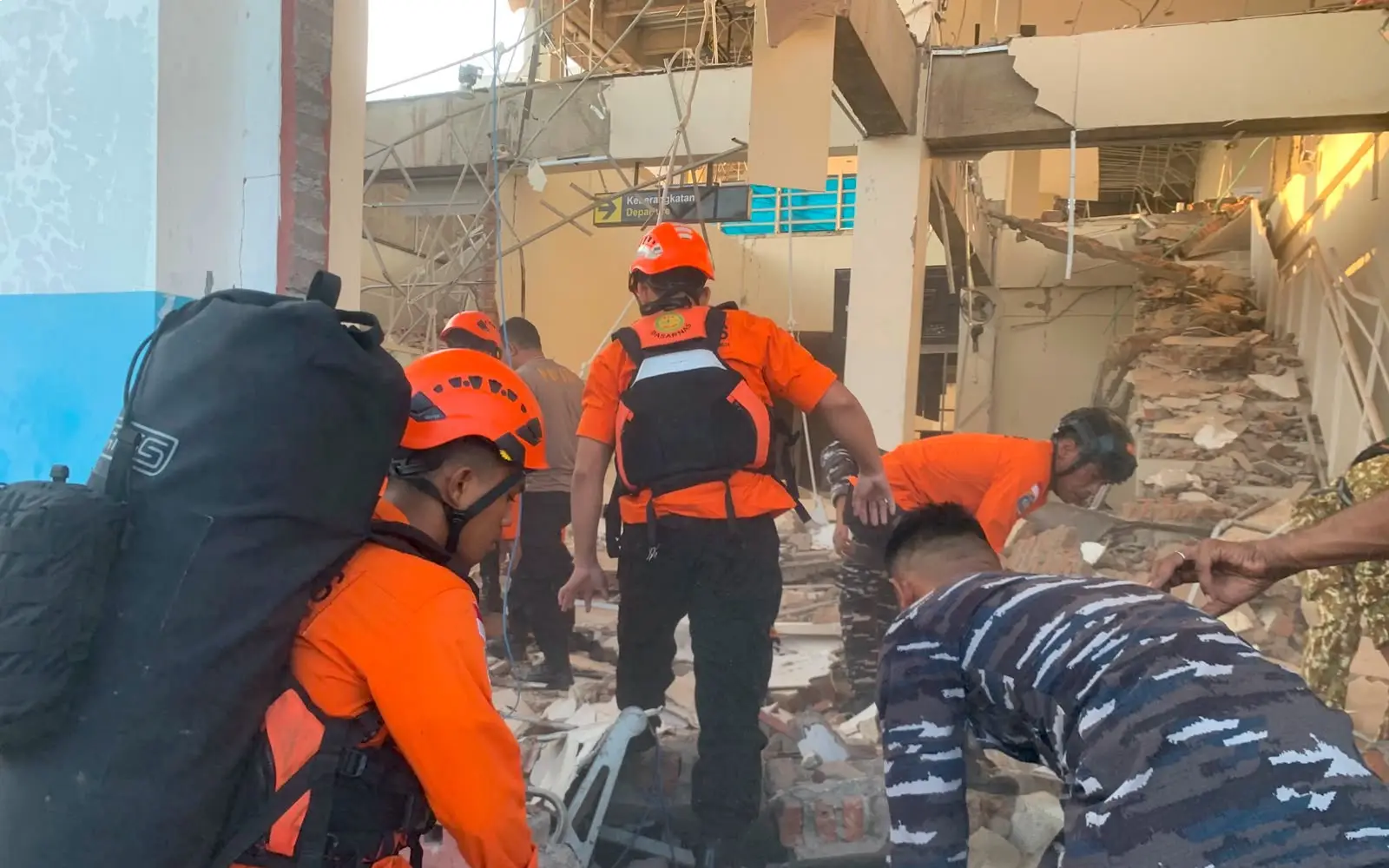 Indonesian rescuers search for survivors as quake death toll rises to 38