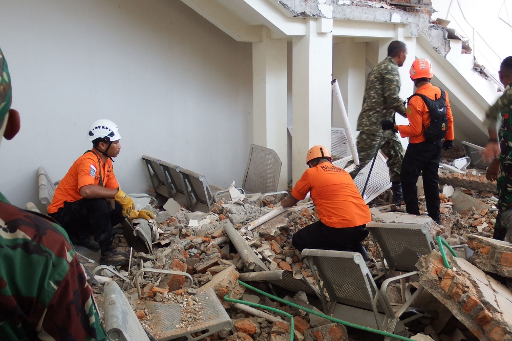 Indonesia rescuers search for survivors as quake death toll rises to 38