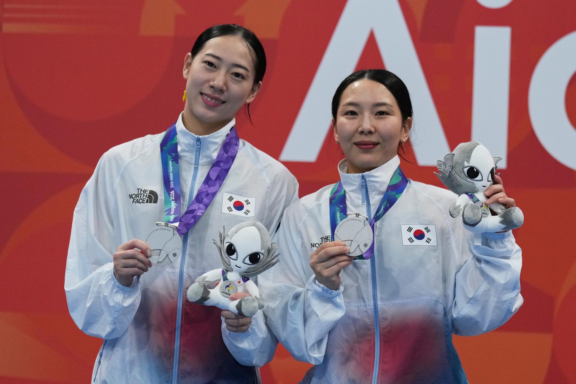 Divers win silver in women's synchronized event