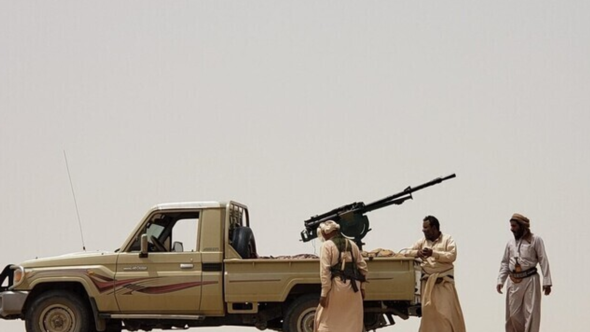 Government artillery responds to Houthi shelling in Al-Silw front southeast of Taiz