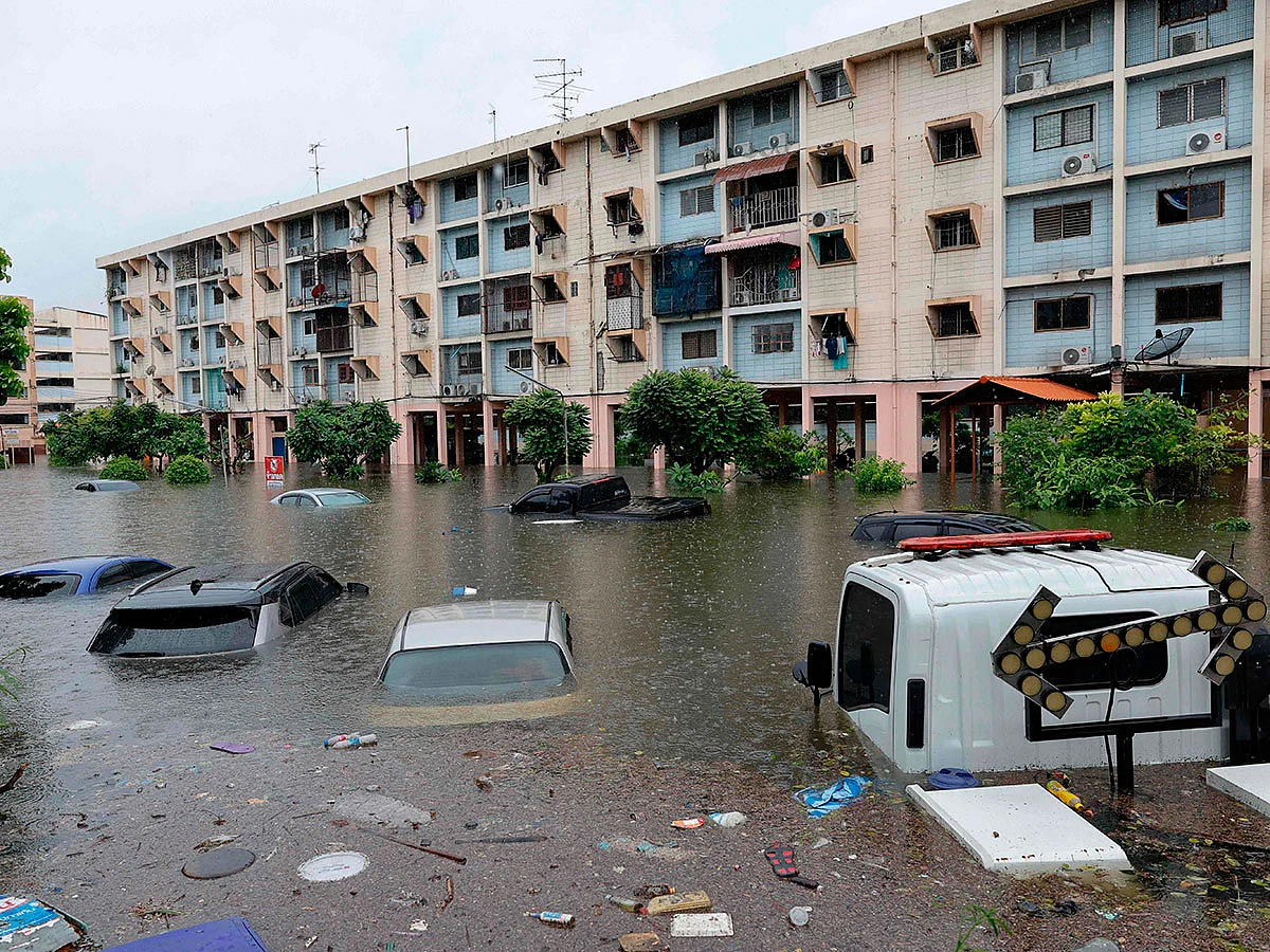 Bangkok floods leave homes underwater and thousands displaced