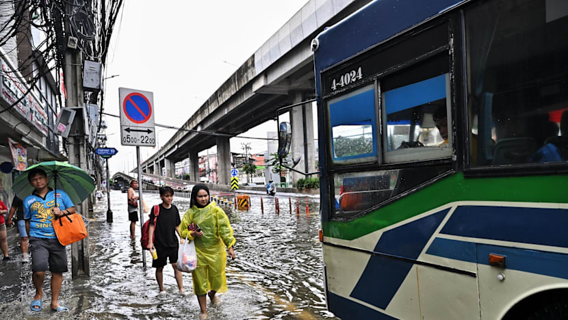 Bangkok floods force thousands into shelters