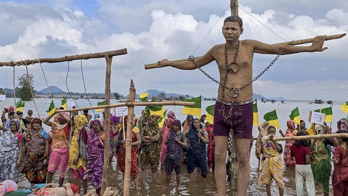 Braving rain and waterlogging, M.P. dam project oustees protest for 16th day