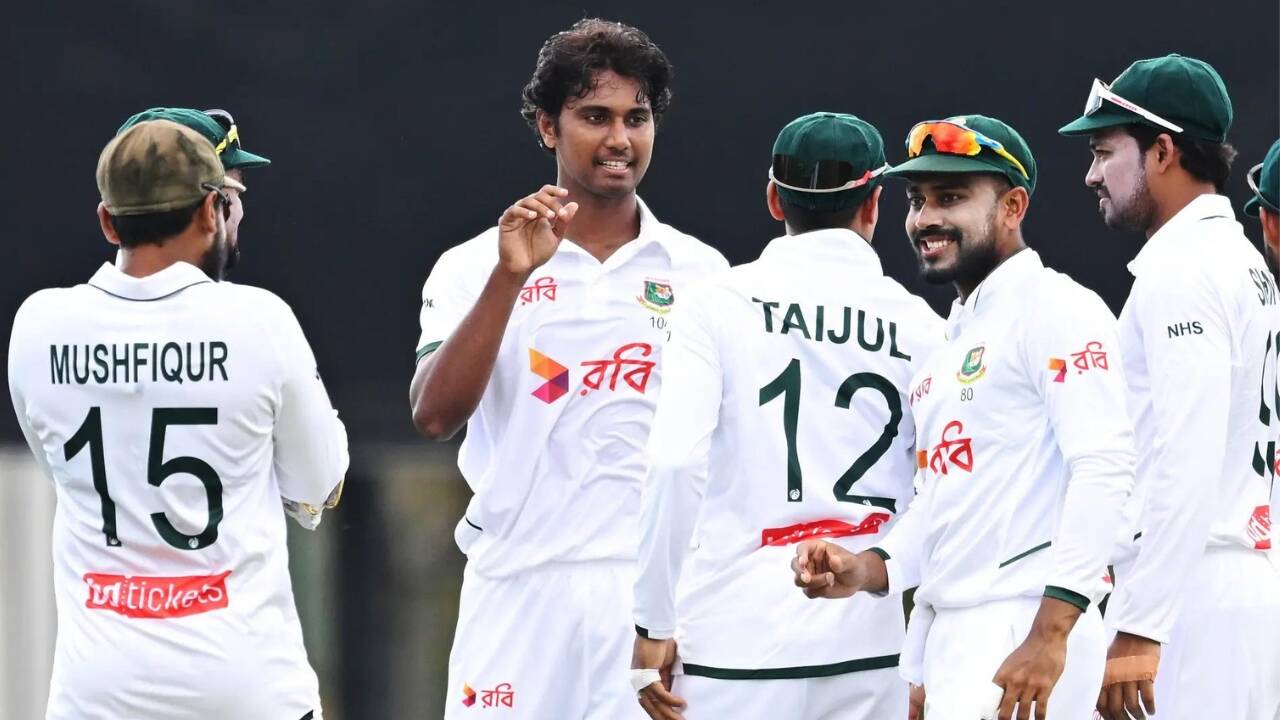 Bangladesh 6 wickets away from historic win as Australia stumble to 161/4