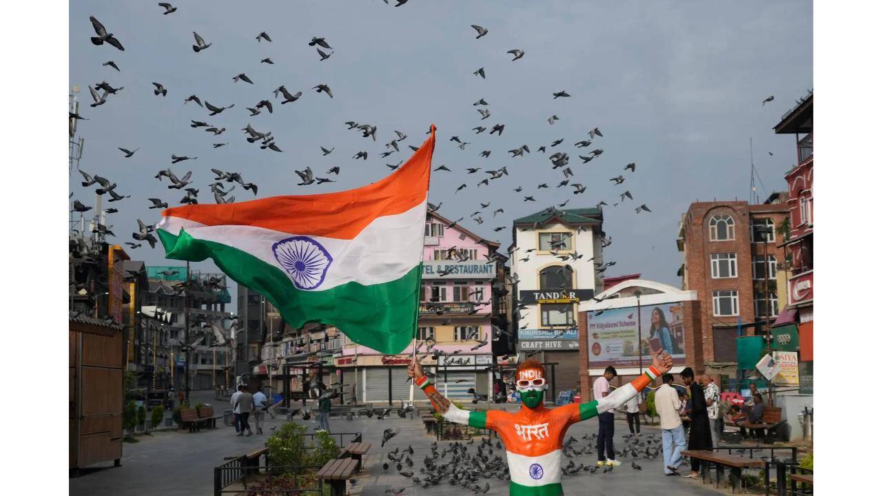 Sridhar Vembu, Anand Mahindra, Peyush Bansal extend Independence Day wishes