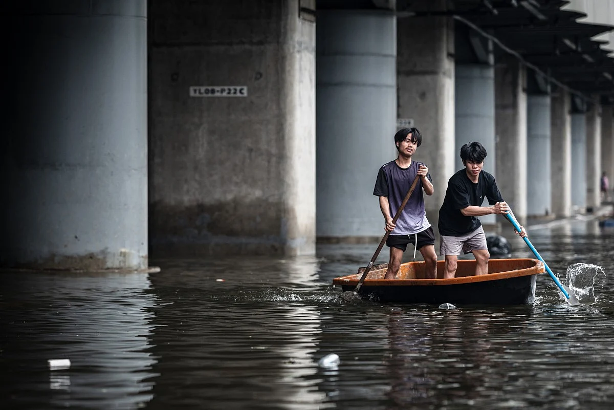 Bangkok floods send thousands into shelters after days of rain
