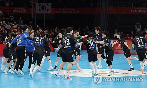(LEAD) (Asiad) S. Korea wins gold in women's handball at Asian Games, ending 8-yr drought