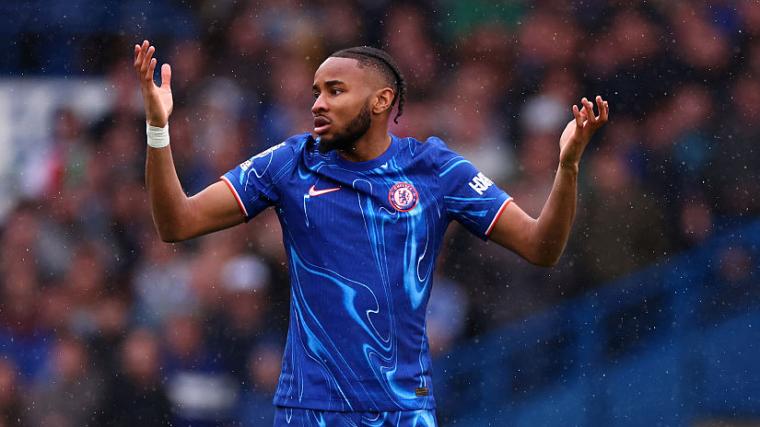 Barcelona linked to hold talks with ex-Chelsea striker