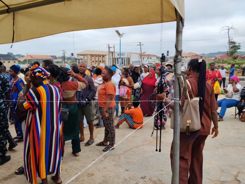 Osun Decides: ‘APC sharing money’ – Voters chase alleged vote buyers from polling units [VIDEO]