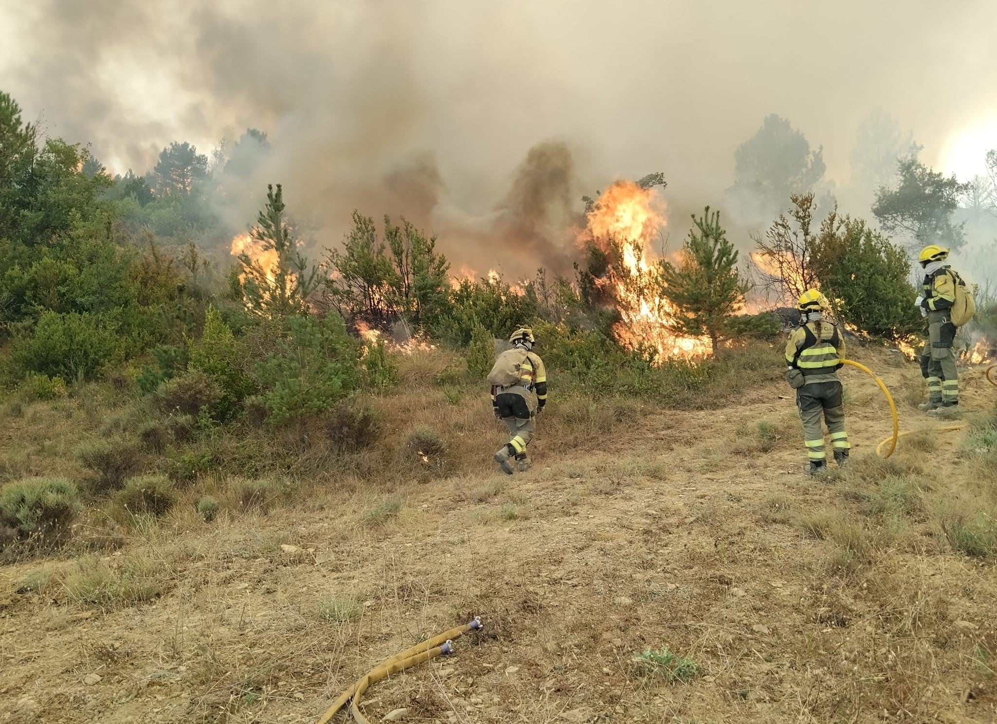 Más de 1.000 personas desalojadas en el incendio de Huesca, que amenaza municipios y el monasterio de San Juan de la Peña