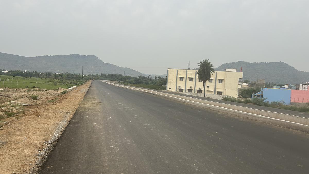 Motorists seek installation of streetlights on VIT High Road