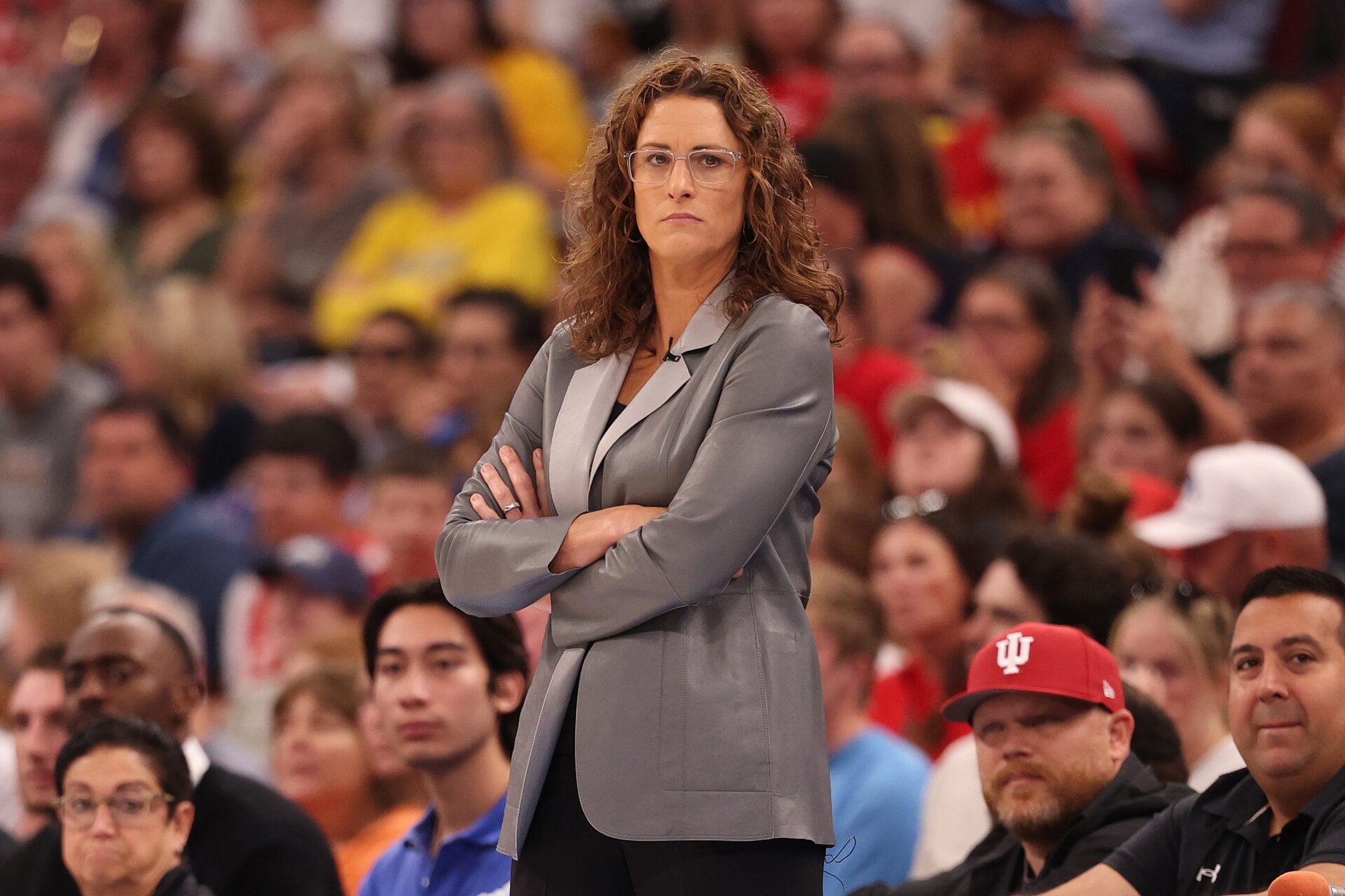 Stephanie White reacts as Indiana Fever fans switch up on her in win over Dallas Wings