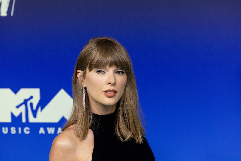 Taylor Swift lands top trophy at MTV’s Video Music Awards