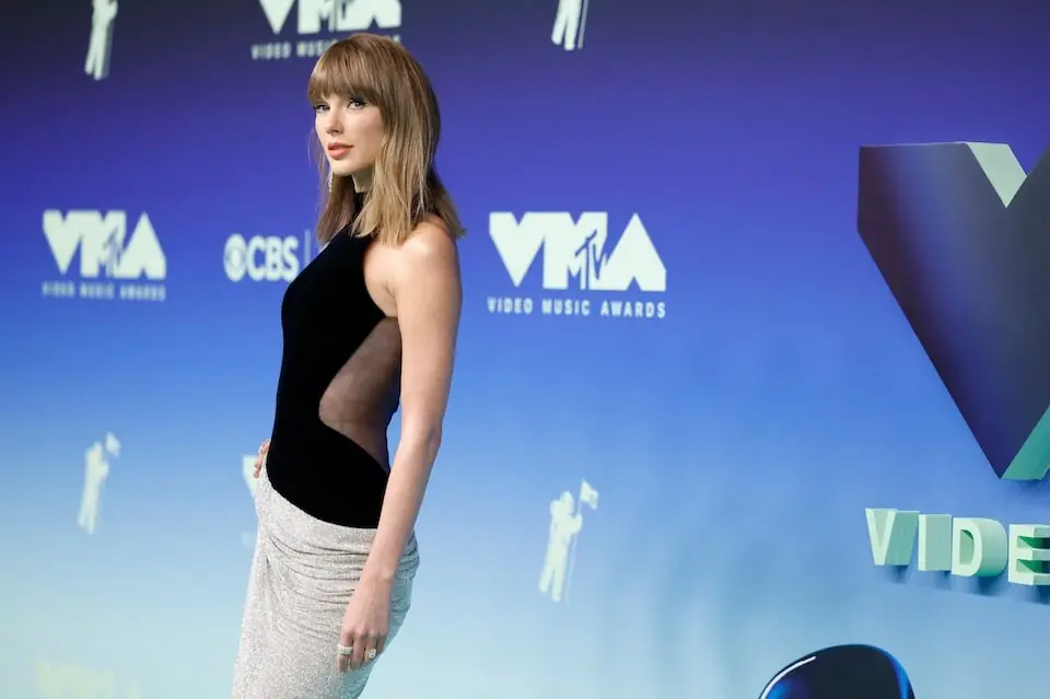 Taylor Swift lands top trophy at MTV's Video Music Awards