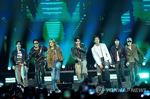 (2nd LD) BTS sweeps 3 categories at MTV VMAs; BLACKPINK's Lisa wins Best Pop