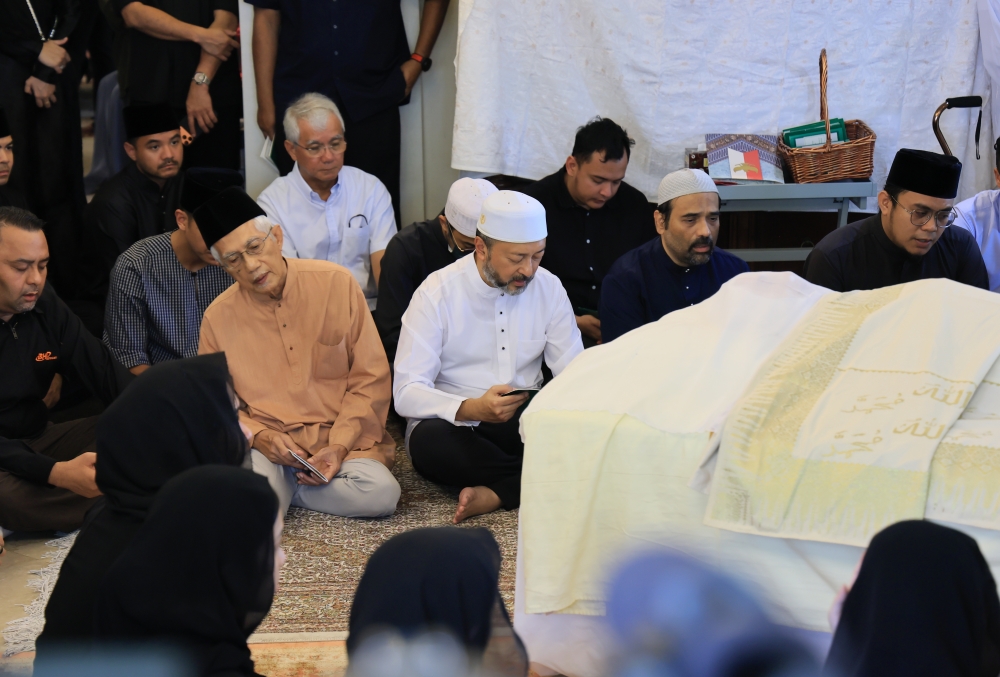 Wan Junaidi, Hajiji extend condolences to Dr Mahathir over Dr Hasmah’s death