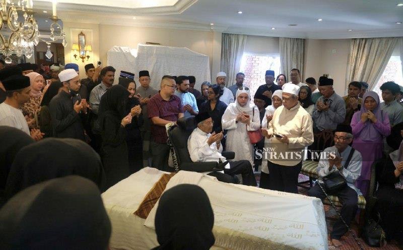 Siti Hasmah's remains leave residence for funeral prayers