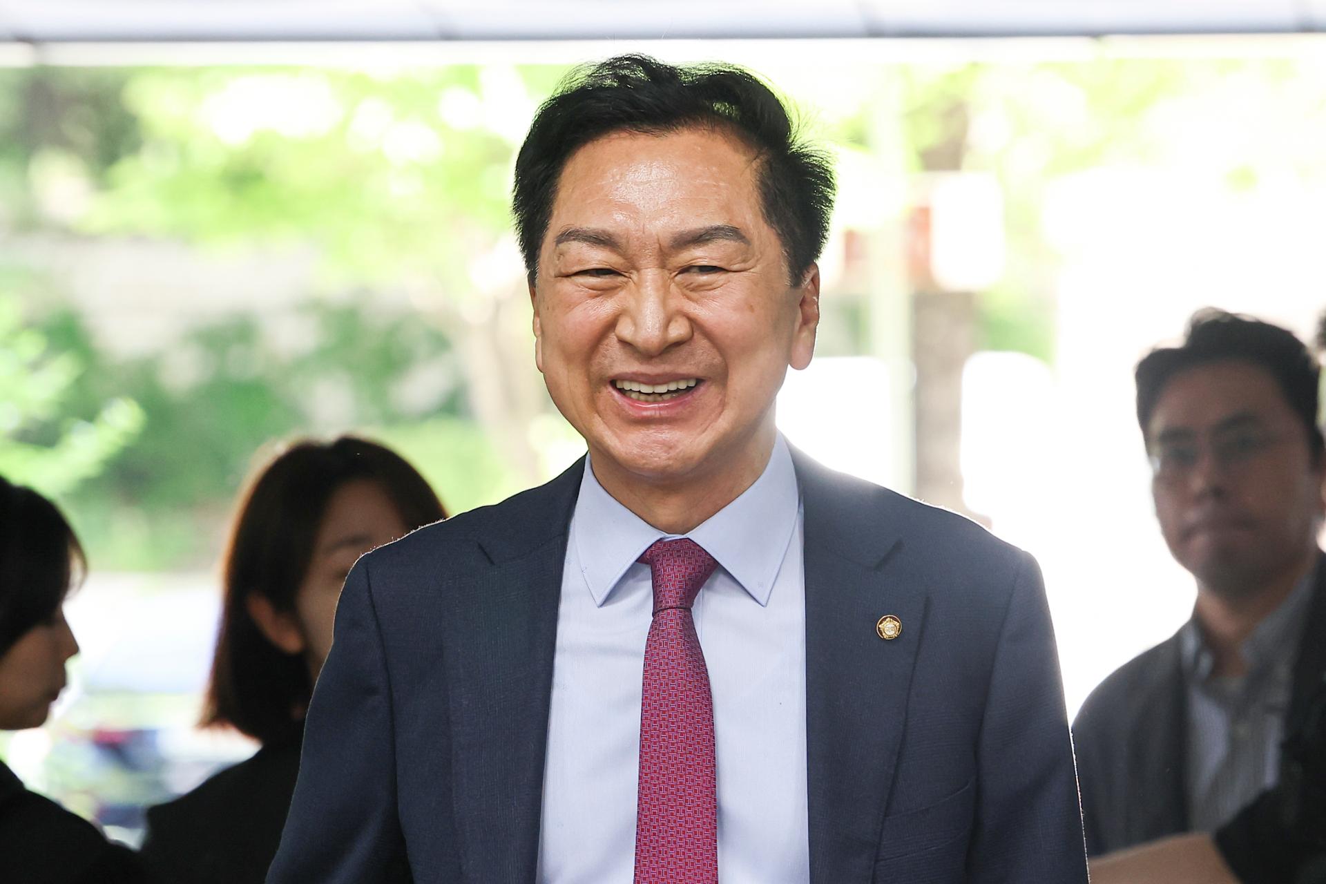 1-year prison term sought for PPP lawmaker for giving luxury bag to ex-first lady