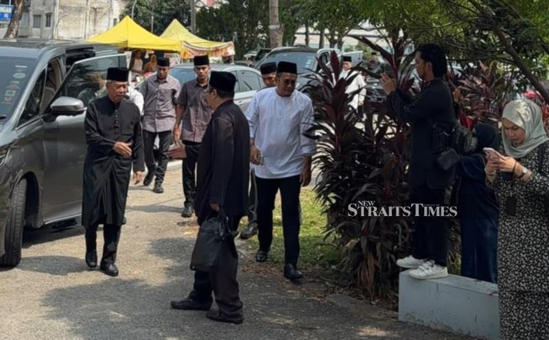 Muhyiddin pays last respects to Dr Siti Hasmah