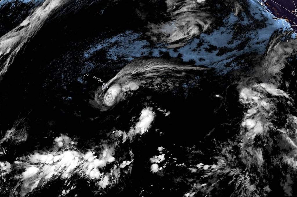 Hawaii’s Big Island lashed by rain and wind as Tropical Storm Lala closes in