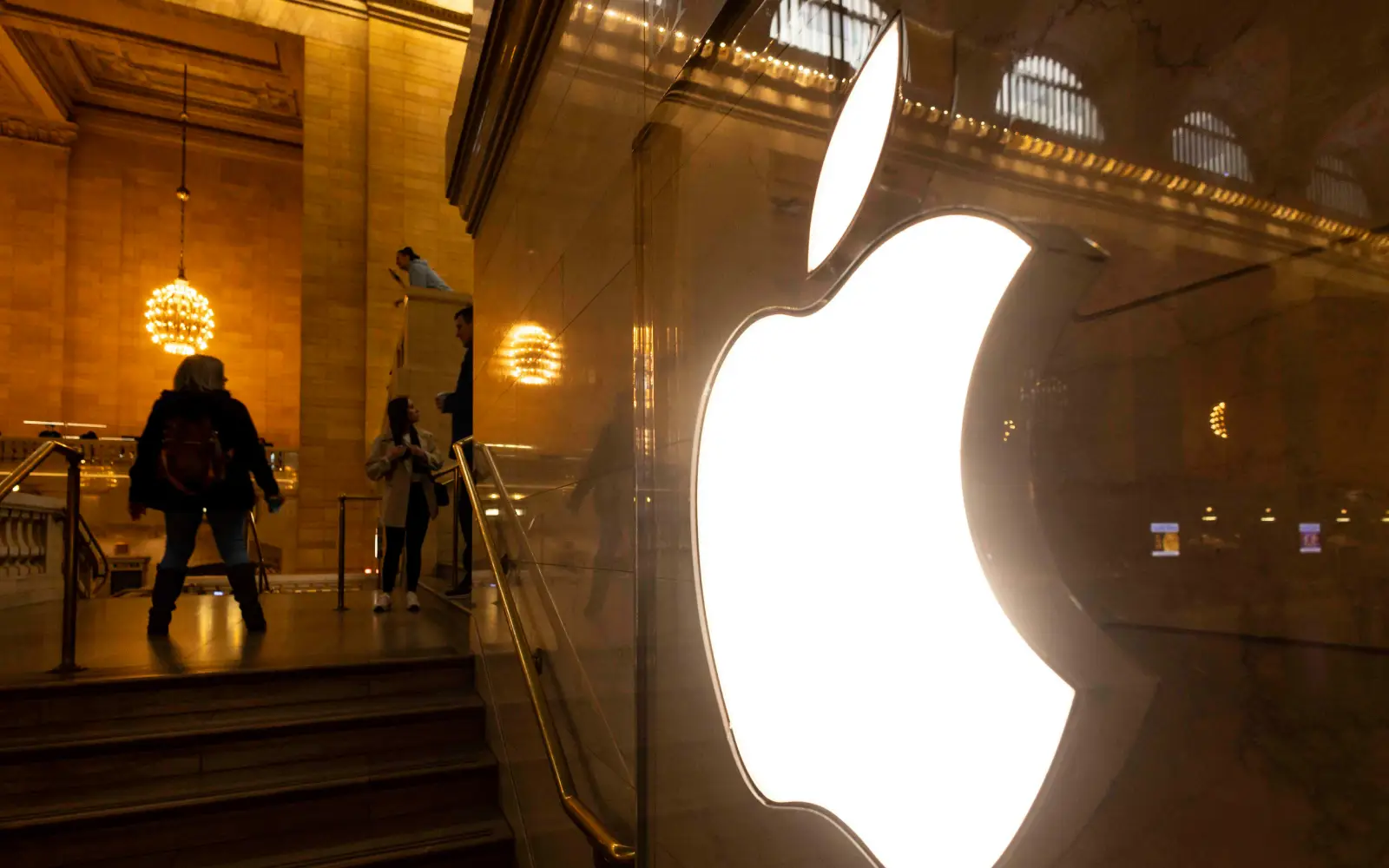 Apple, Amazon face revived UK consumer lawsuit over product sales