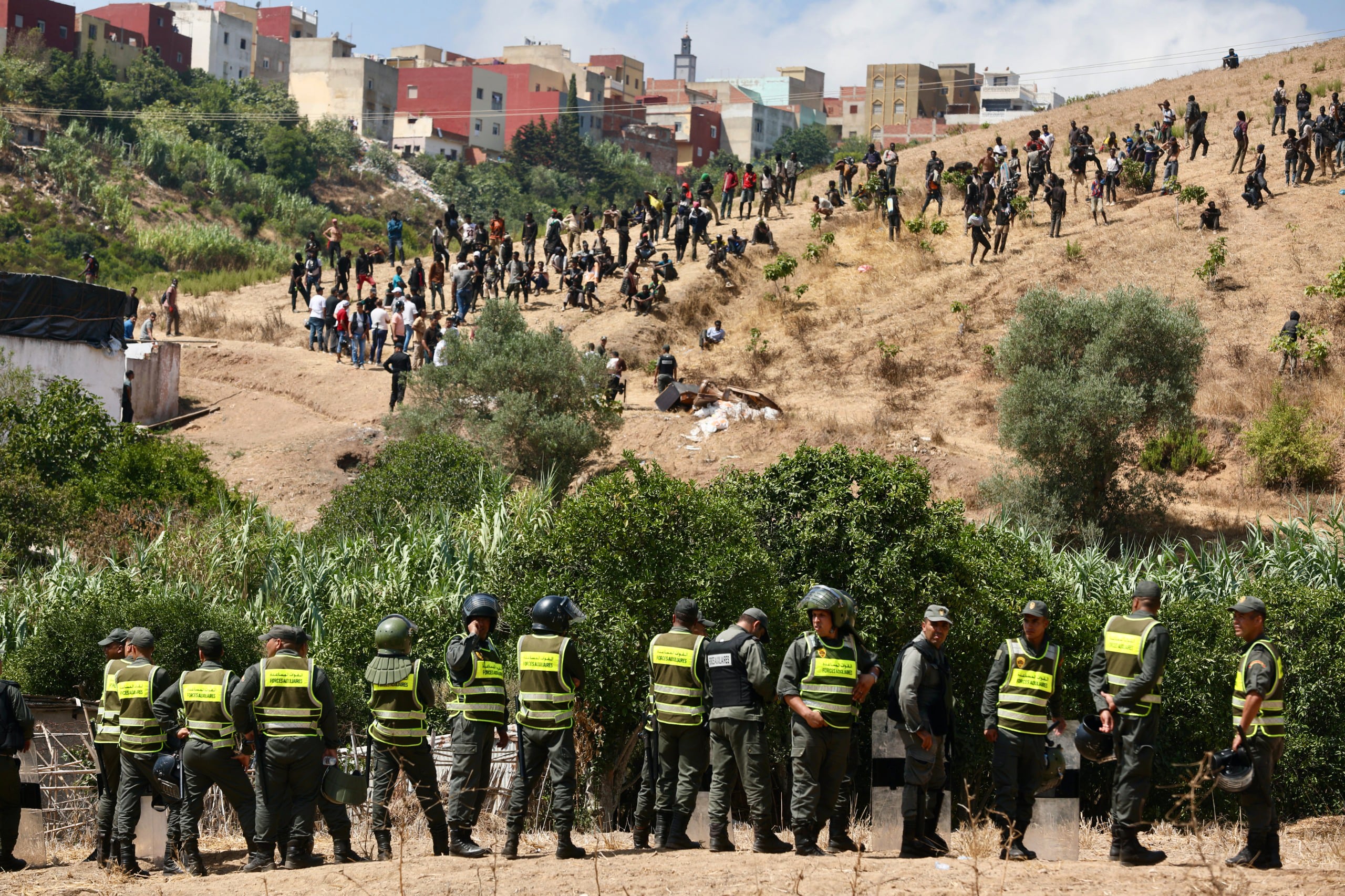 Marruecos frustra el intento de cientos de migrantes subsaharianos de alcanzar Ceuta