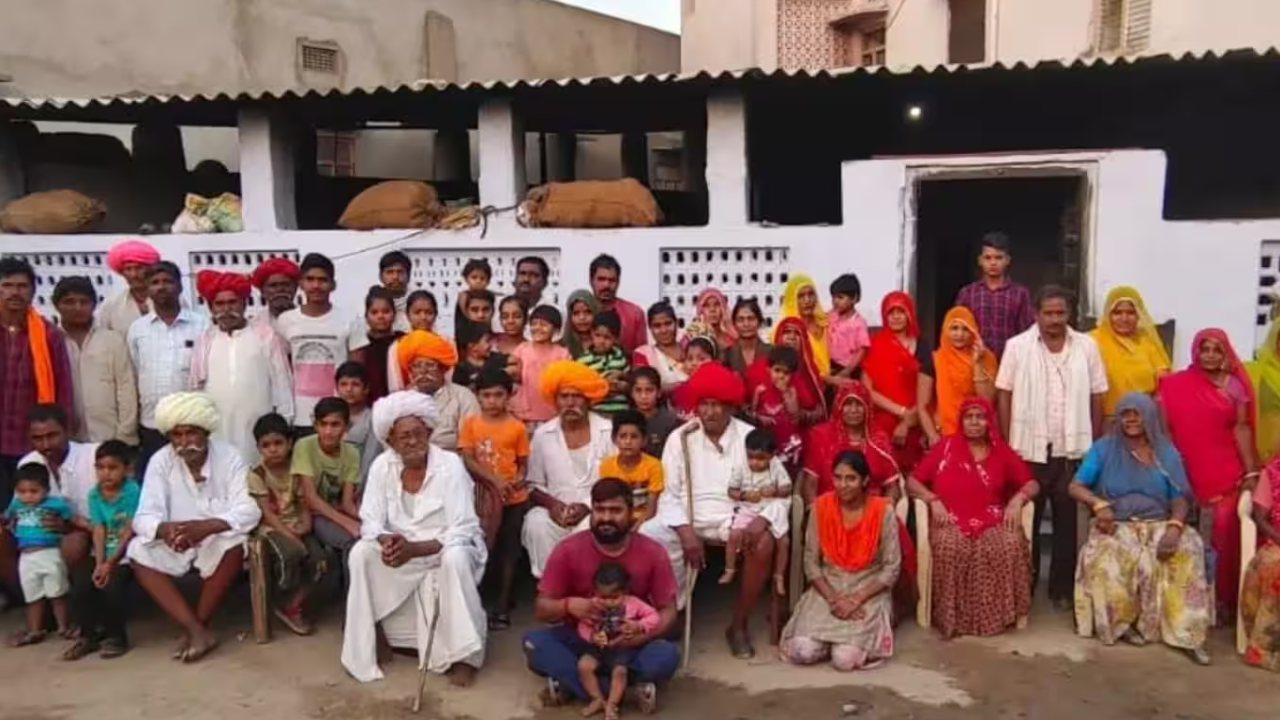 Rajasthan's 185-member, 6-generation family cooks 50kg flour daily together