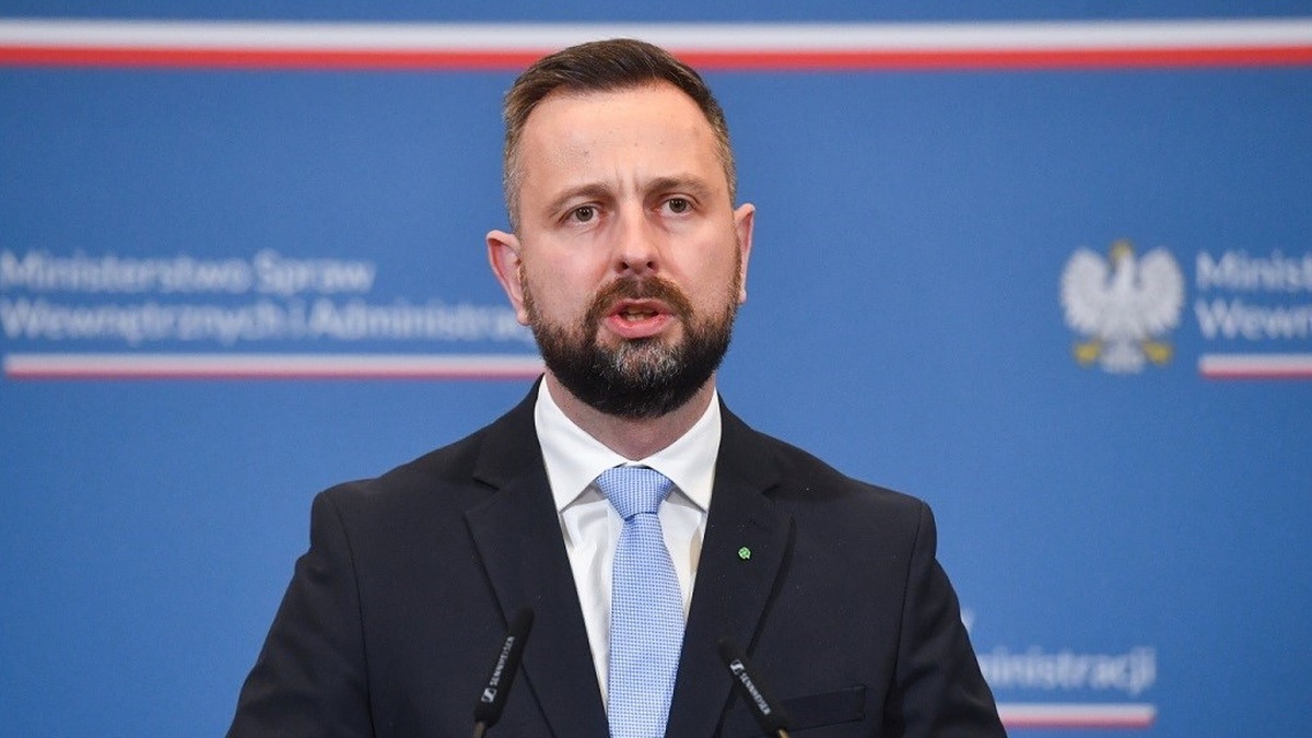 Polish Defense Minister on Russian drone strike in Ukraine 2 km from border: Polish air defense and aircraft ready for action