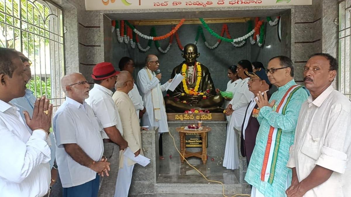 Mahatma Gandhi Temple sees crowd surge for 80th Independence Day celebrations