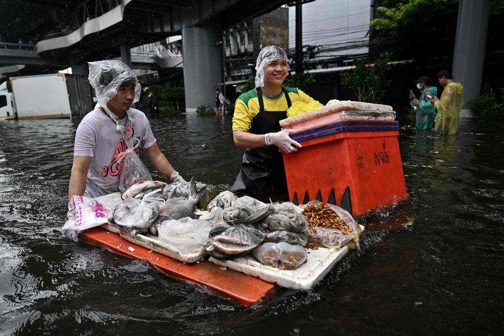 Floating Vendors Keep Bangkok Fed In Deep Water