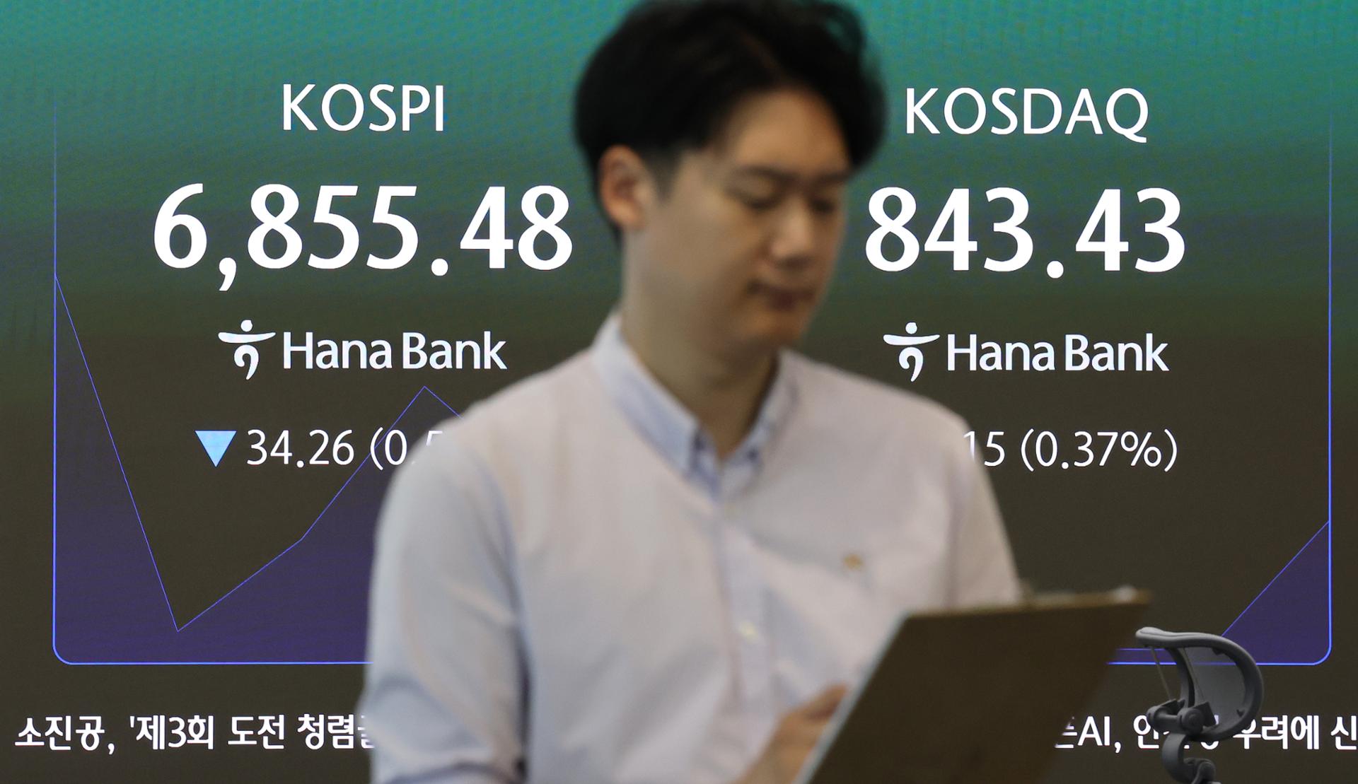 Seoul stocks open lower on inflation woes