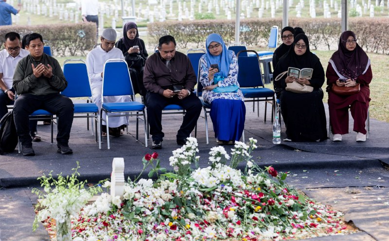 Visitors flock to Pusara Negara to honour Siti Hasmah