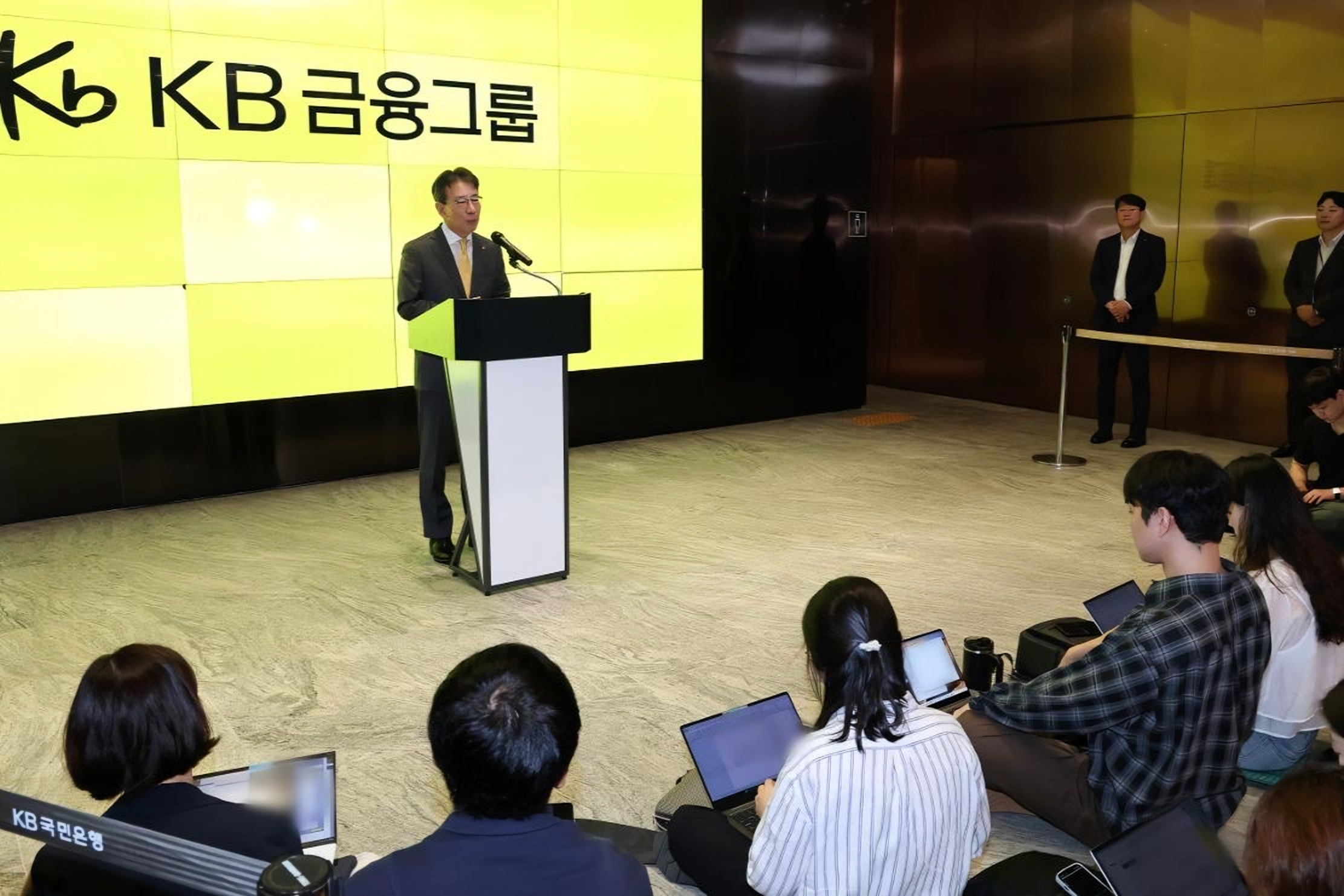 Global proxy advisers scrutinize KB Financial's surprise leadership change