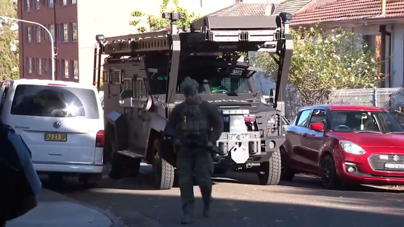 Gunman on the run after daytime Sydney shooting