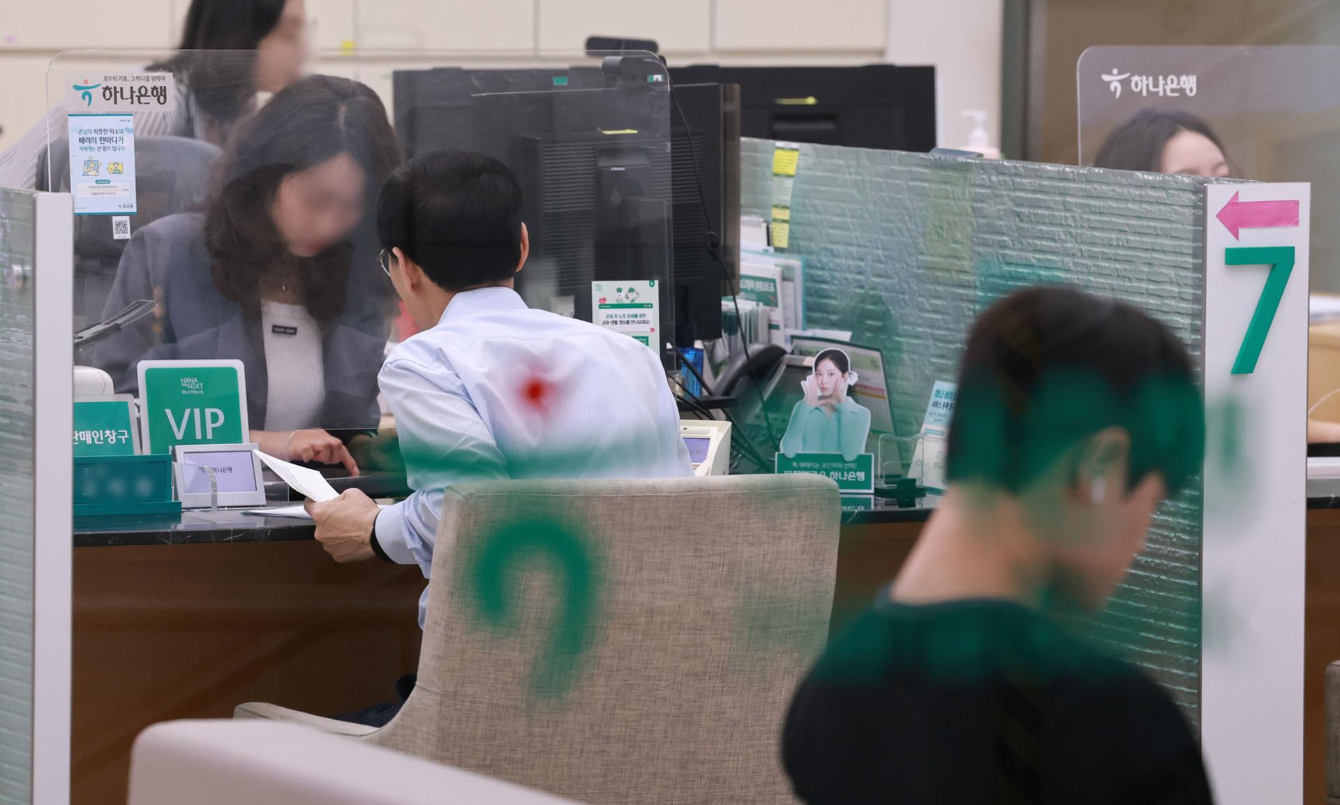 Planned cut to bank hours sparks debate among customers