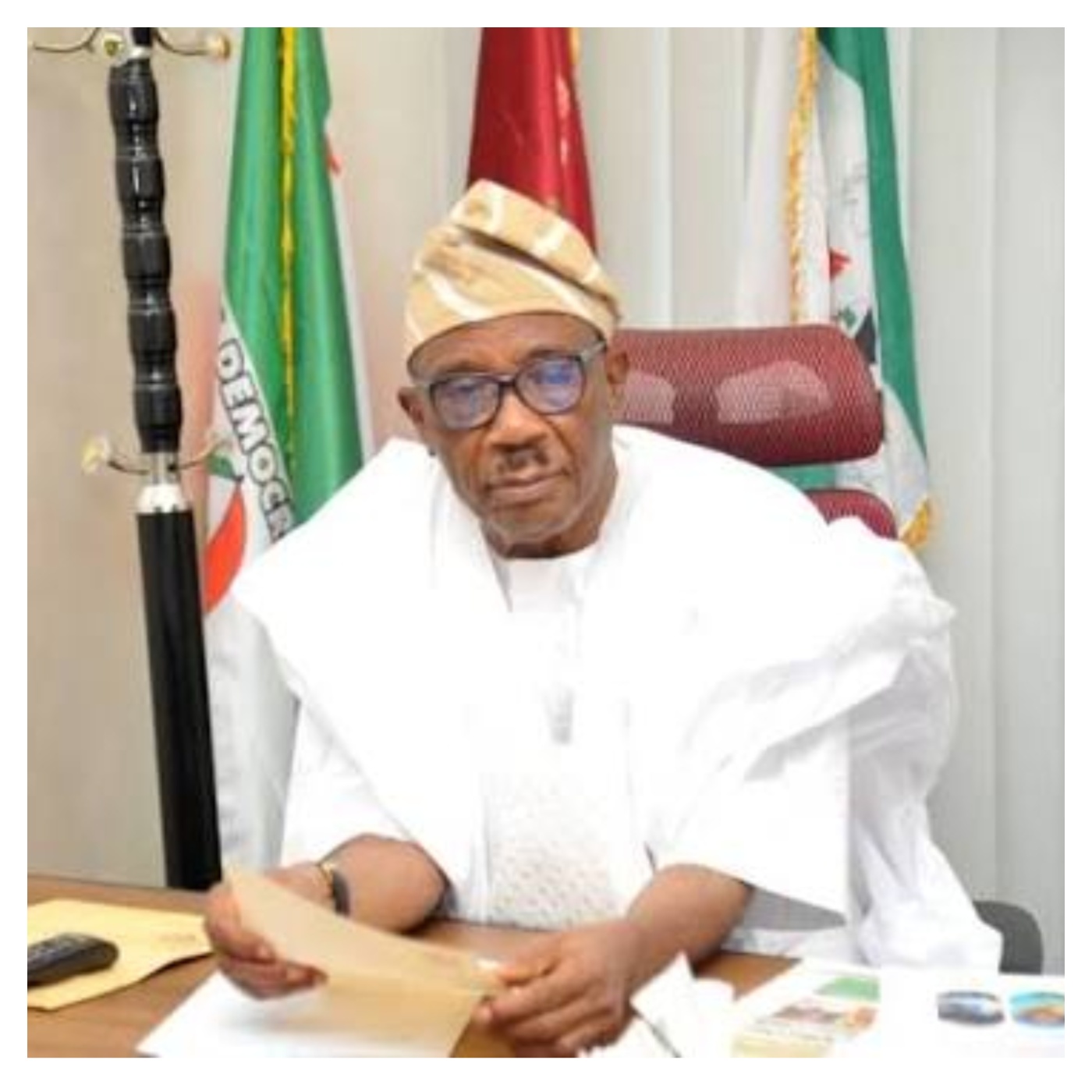 Osun Decides: Again, Senator Fadahunsi captured at polling unit threatening voters in presence of police [VIDEO]