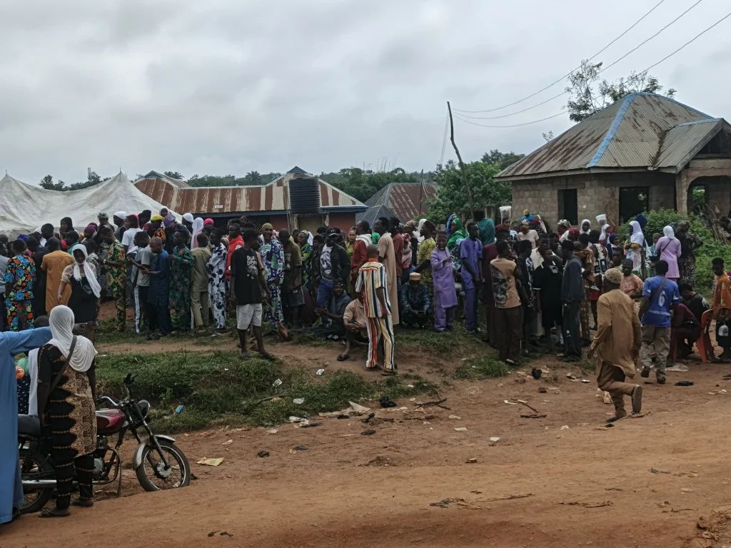 Osun decides: Voters neutralise APC thugs [VIDEO]