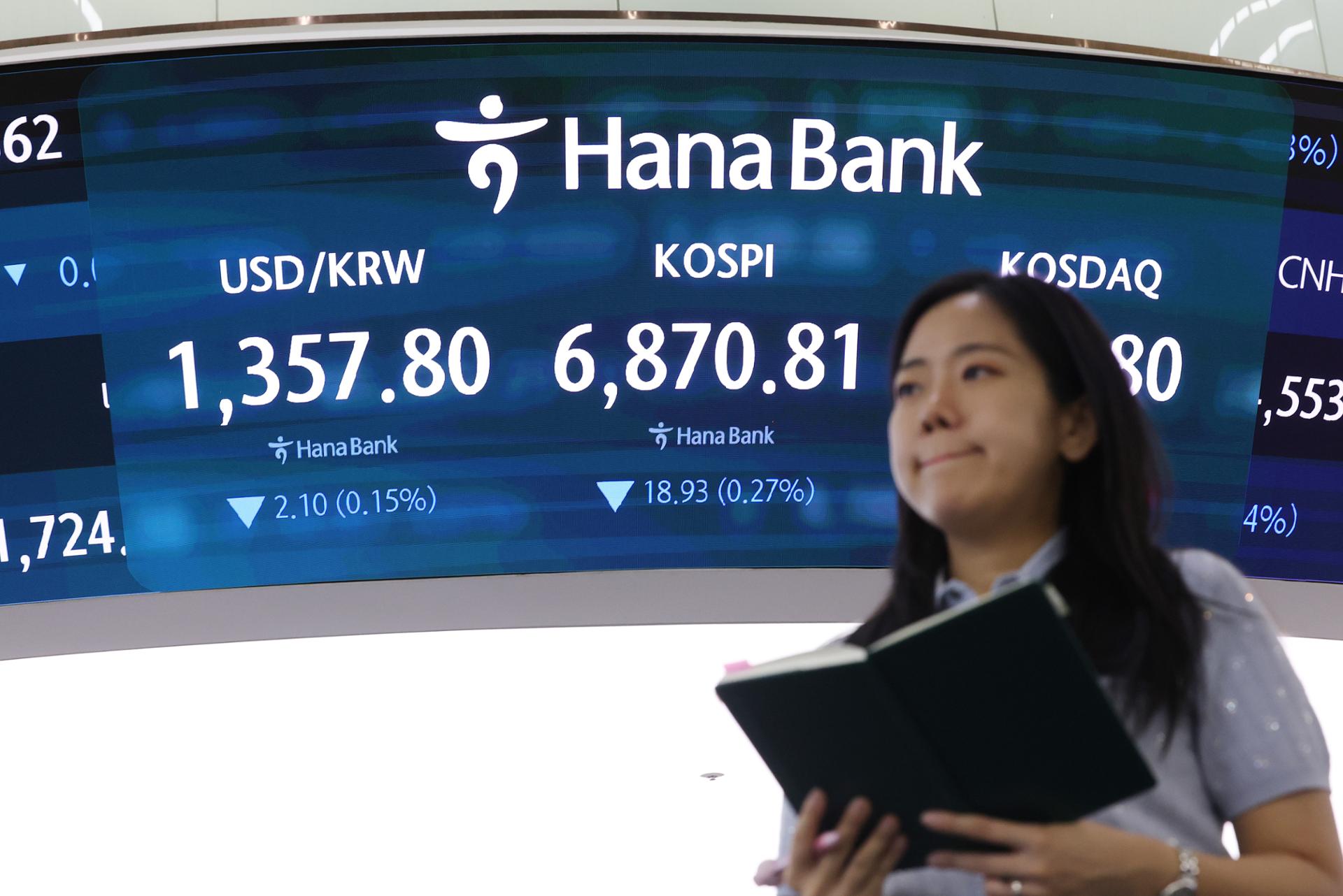 Korean won strengthens on dollar selling