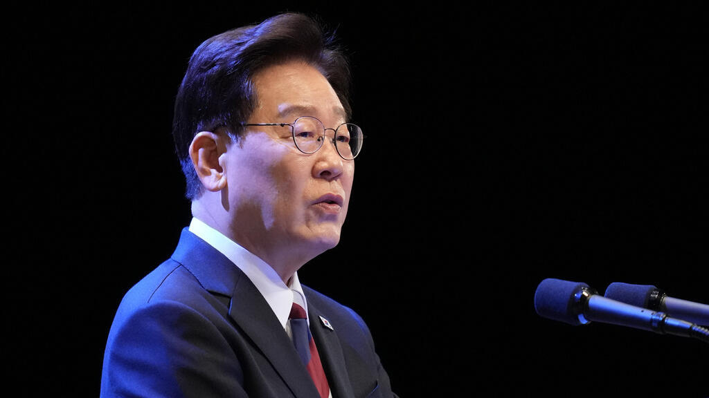 South Korea president proposes talks with Pyongyang to formally end Korean War