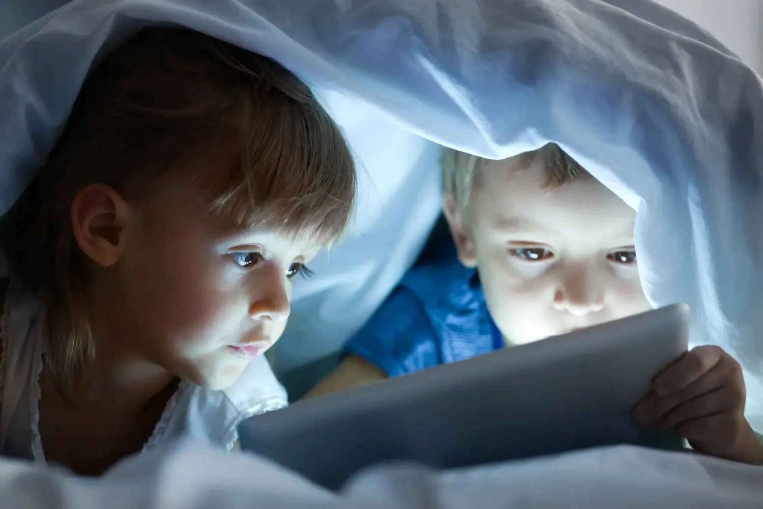 Heavy screen time linked to stunted child development, study warns