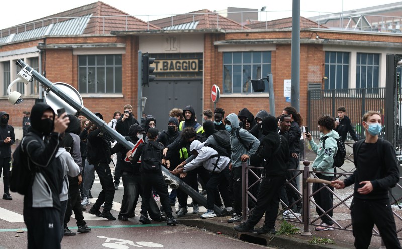 French teens clash with police as school blockades intensify