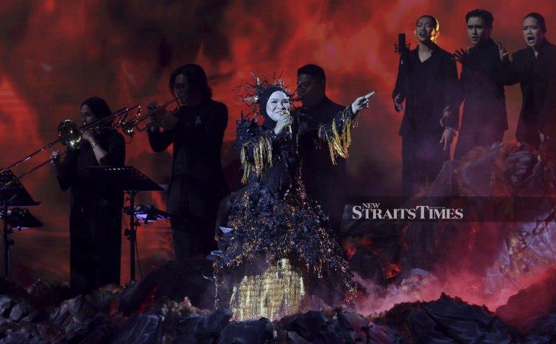 #SHOWBIZ: Lava couture and fiery vocals: Aina Abdul steals the show at AJL 40
