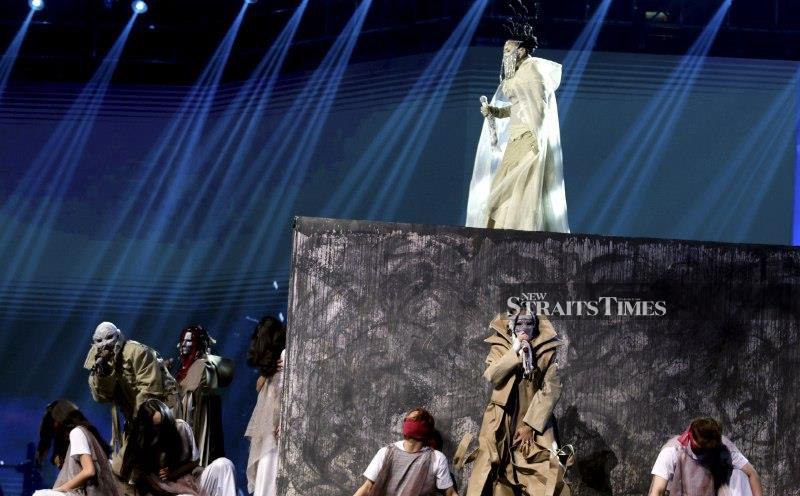 #SHOWBIZ: AJL40: K.O.I brings down the house with dramatic 'Tiwikarma' performance