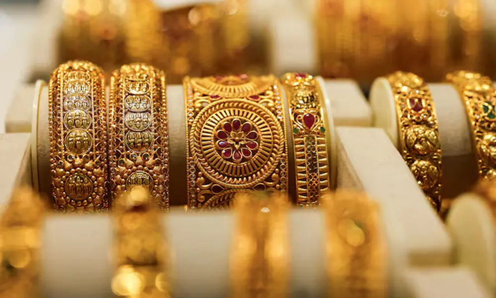 Gold price per tola drops Rs800 in Pakistan